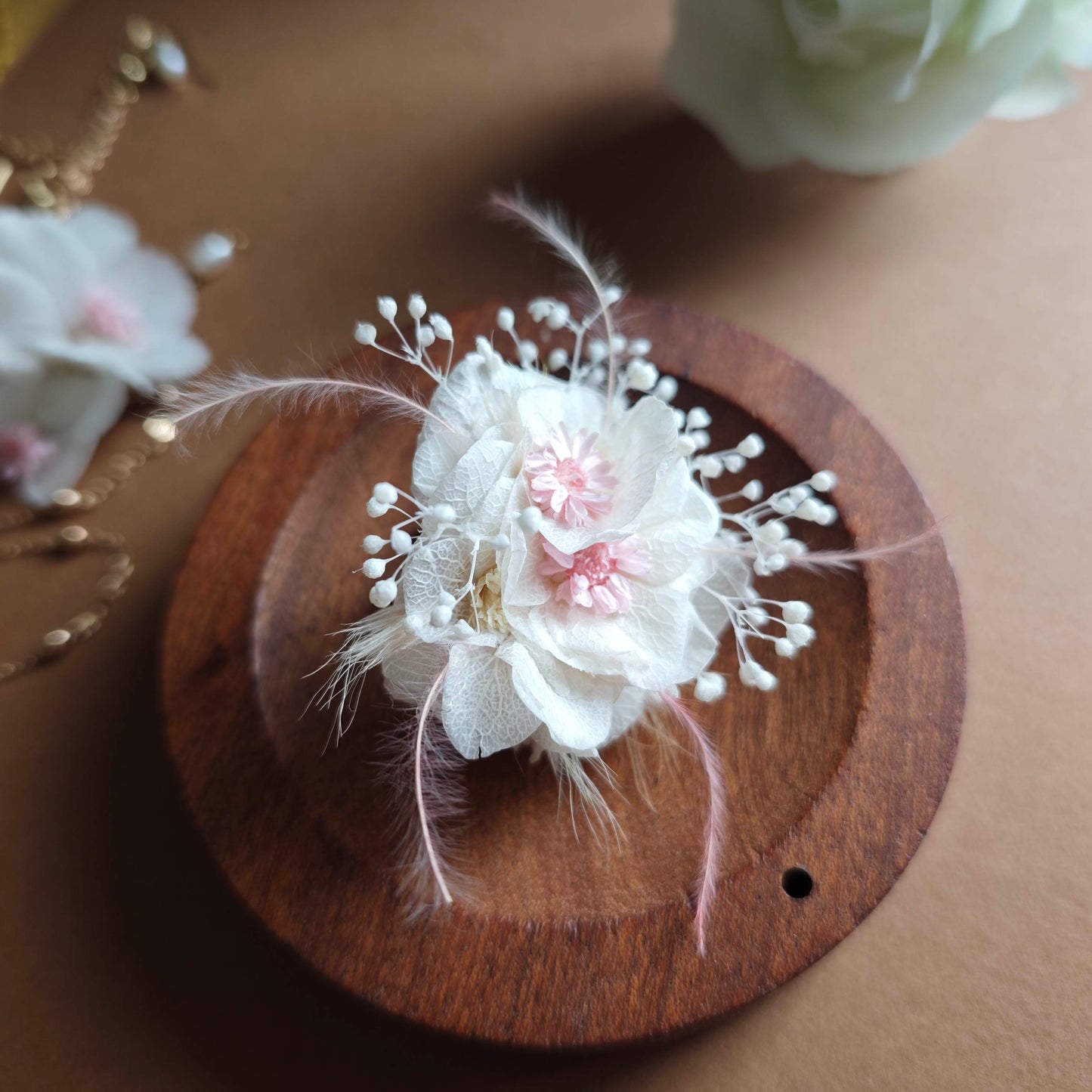 Détail des pétales en fleurs éternelles sur bague artisanale