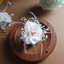 Charger l&#39;image dans la galerie, Détail des pétales en fleurs éternelles sur bague artisanale
