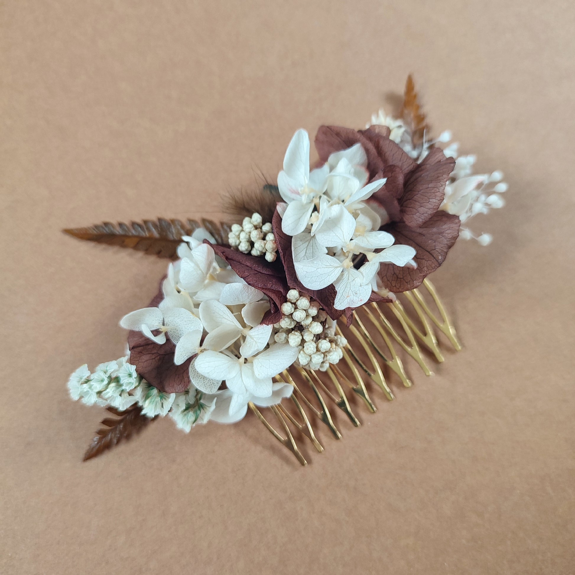 Peigne à cheveux en fleurs éternelles marron et blanches, idéal pour les mariages et les occasions spéciales.