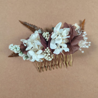 Peigne de mariage en fleurs marron et blanches, apportant une touche naturelle et chic à vos cheveux.