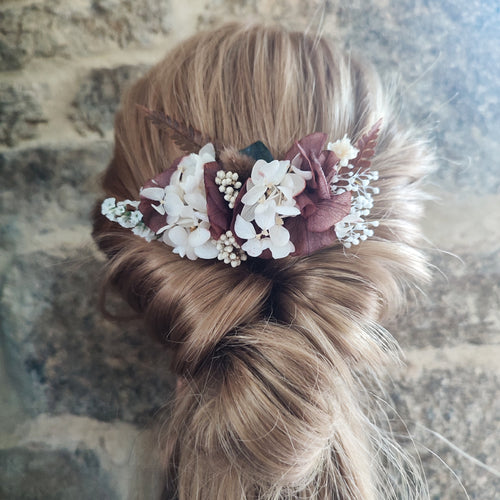
Peigne en fleurs stabilisées de la collection Ambre, avec des teintes marron et blanc, parfait pour un look automnal élégant et raffiné.