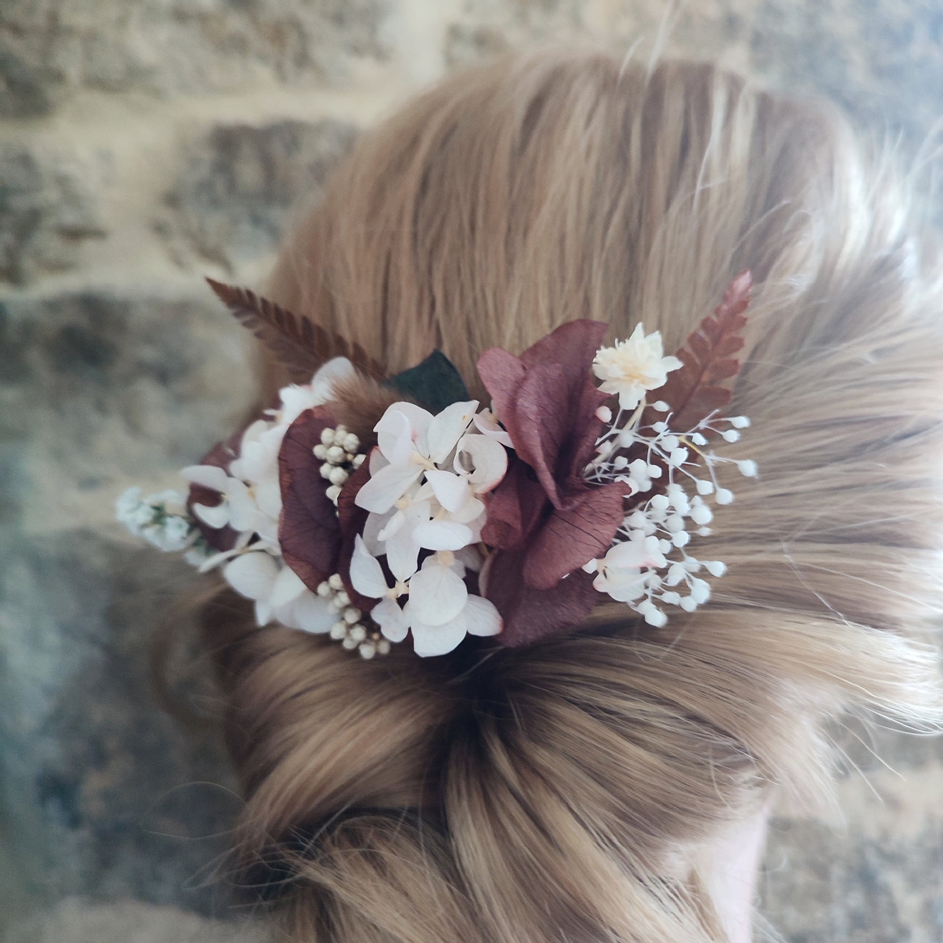 Accessoire de coiffure en fleurs stabilisées, combinant élégance et couleurs automnales.
