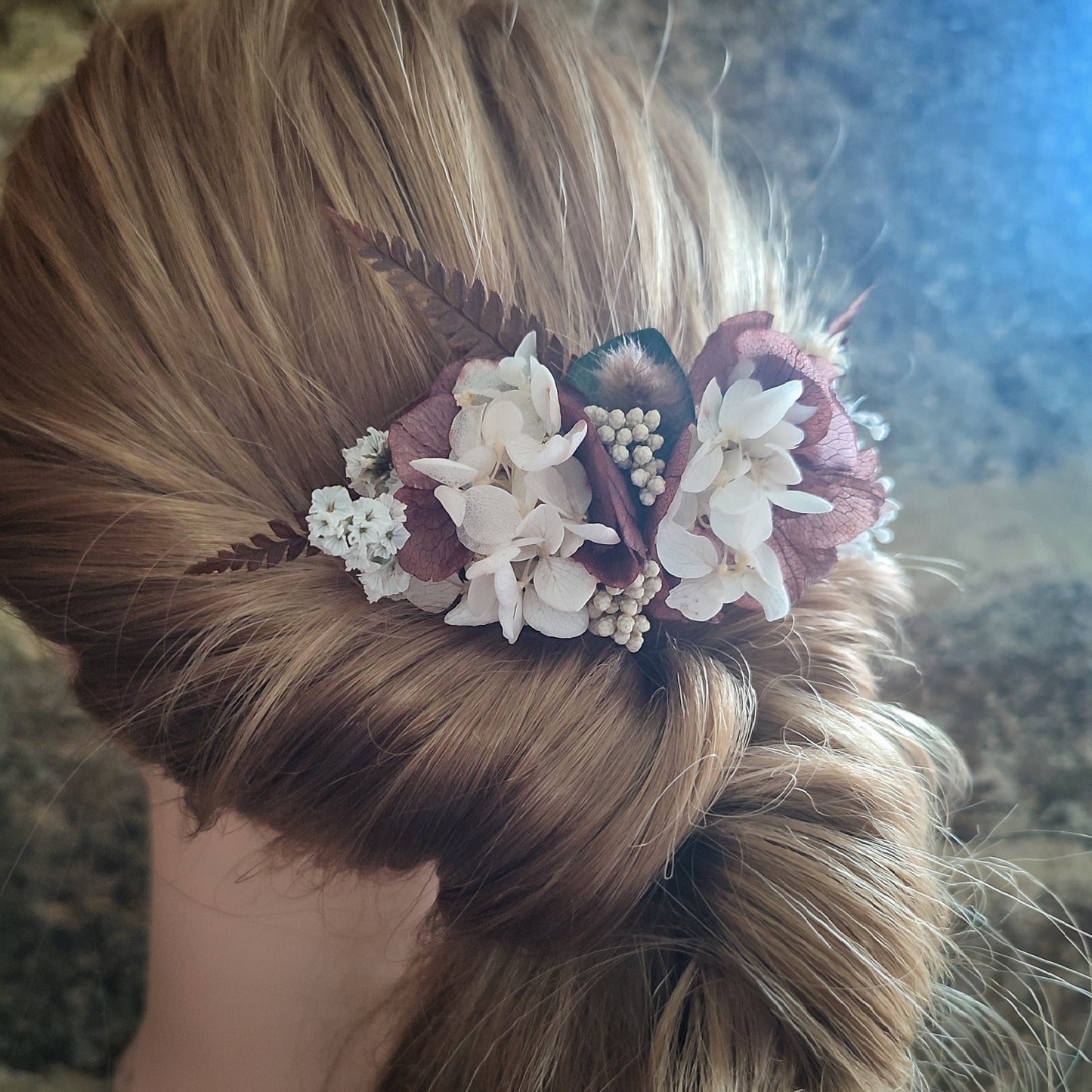 Peigne en fleurs éternelles pour mariage, avec des teintes naturelles de marron et blanc.