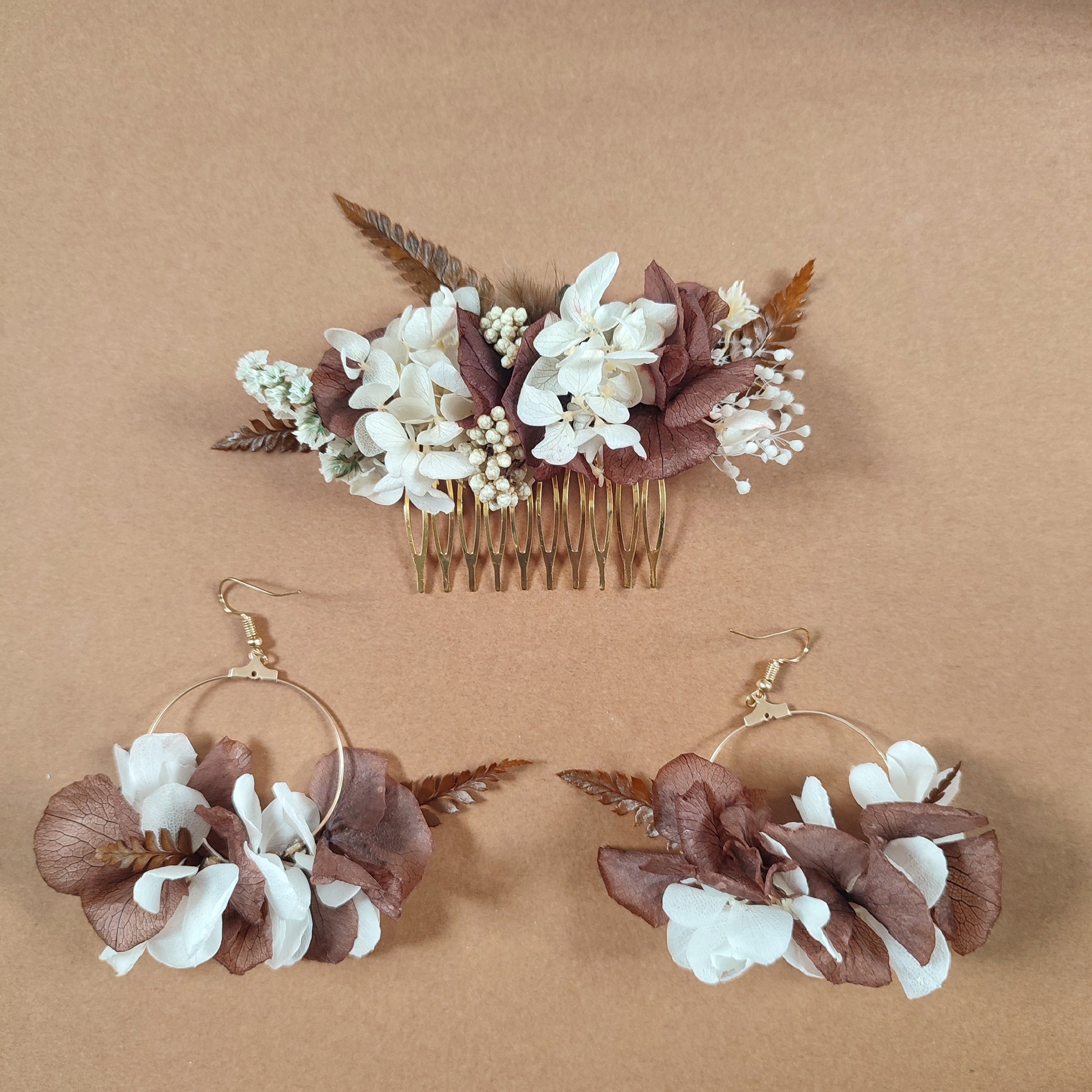 Bijoux en fleurs éternelles de la collection Ambre, parfait pour les mariées à la recherche d’élégance et de simplicité.