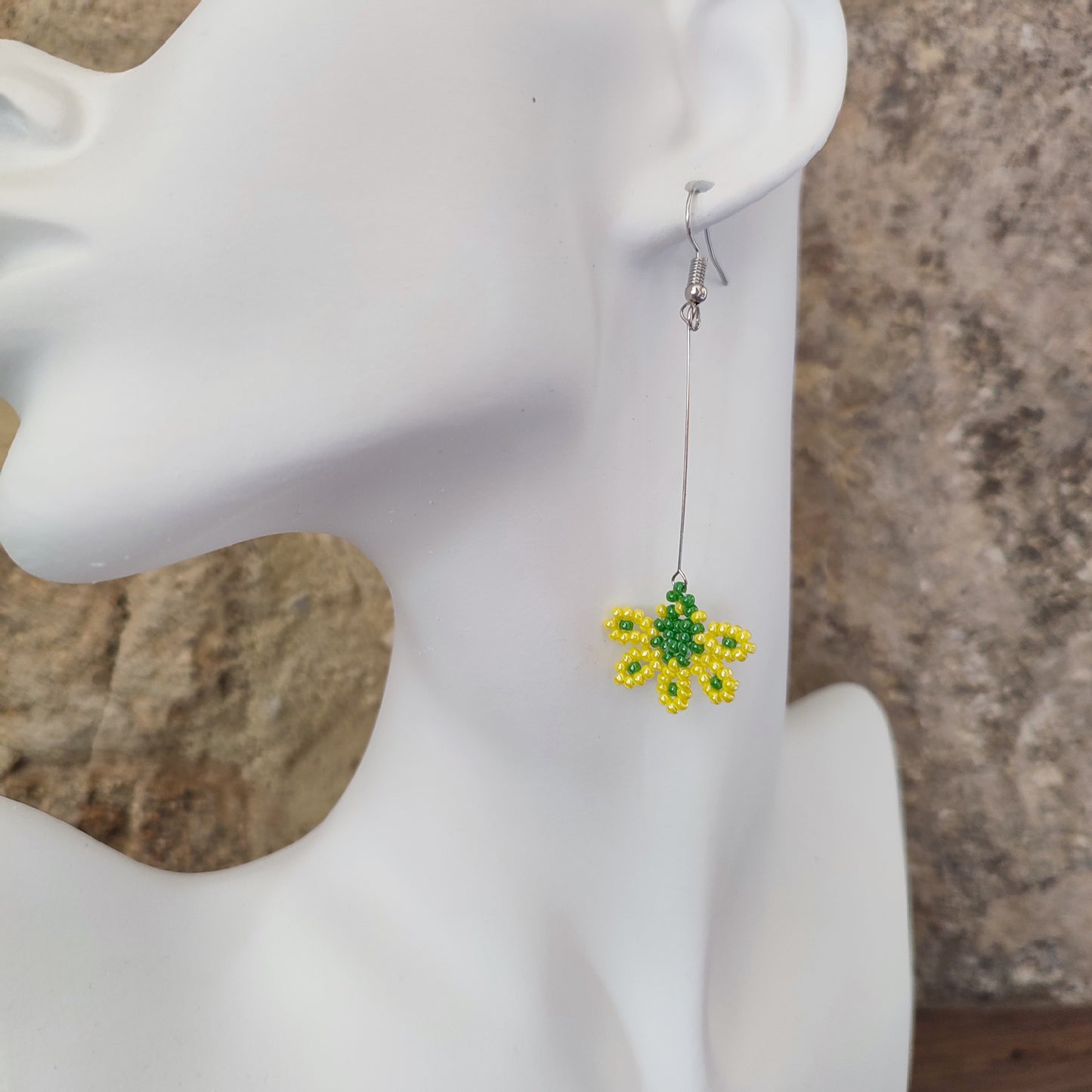 Boucles d'oreilles en perles Miyuki jaune et verte avec un design floral.