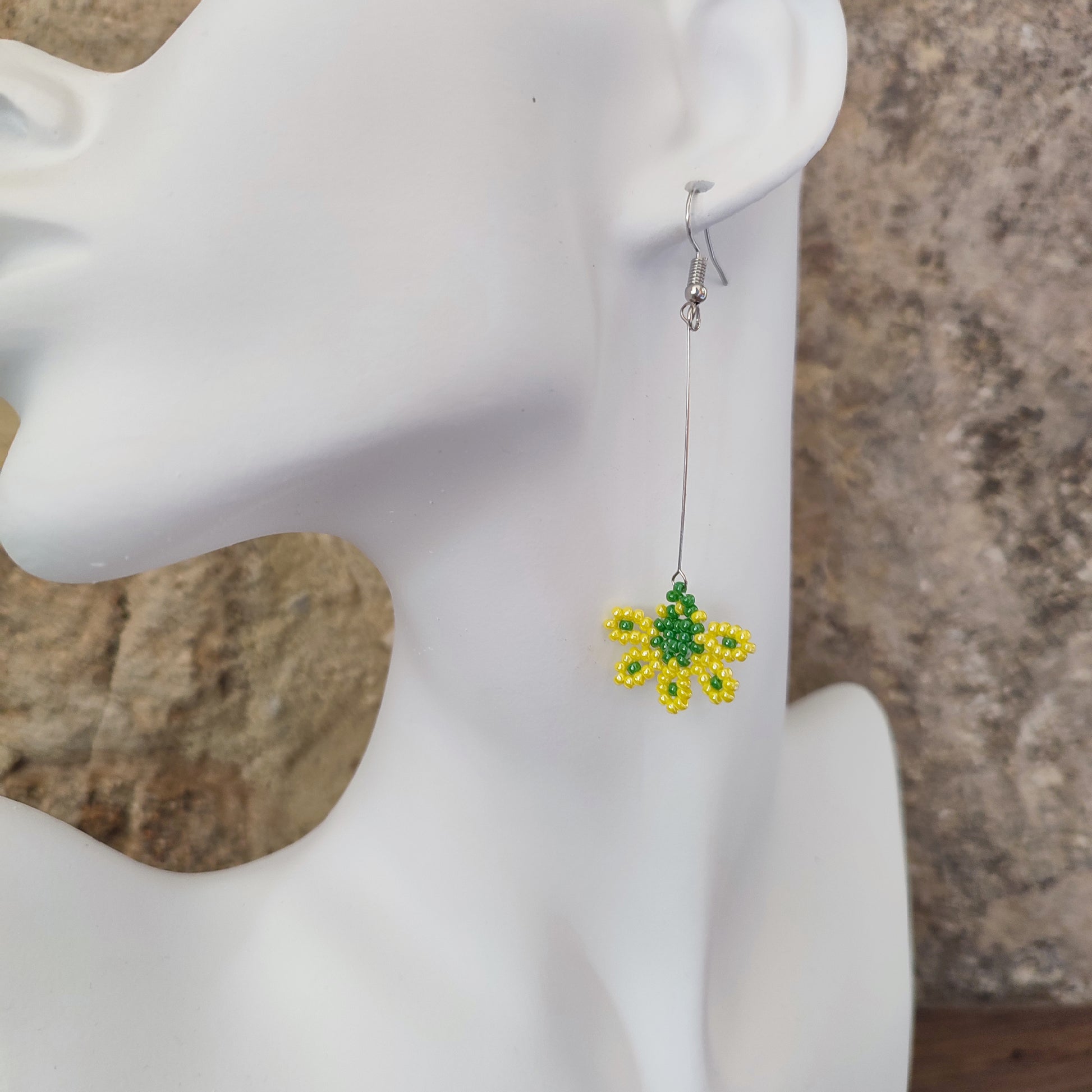 Boucles d'oreilles en perles Miyuki jaune et verte avec un design floral.