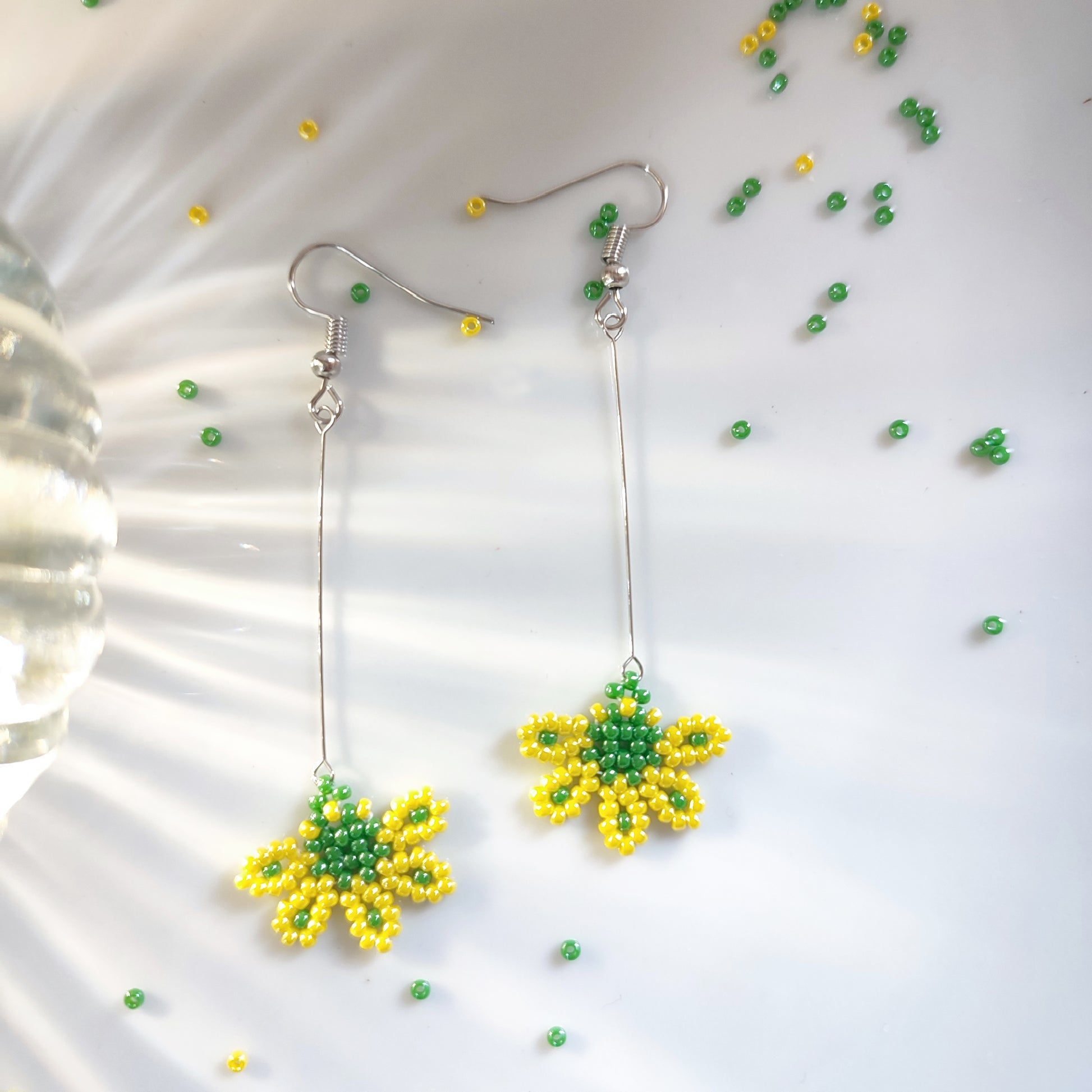 Design floral en perles Miyuki pour des boucles d'oreilles légères