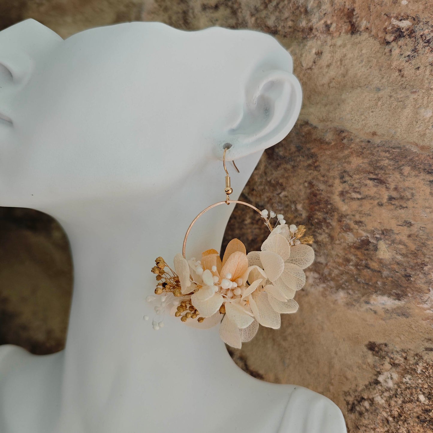 Boucles d’oreilles Anaëlle en fleurs naturelles, tons ivoire et doré