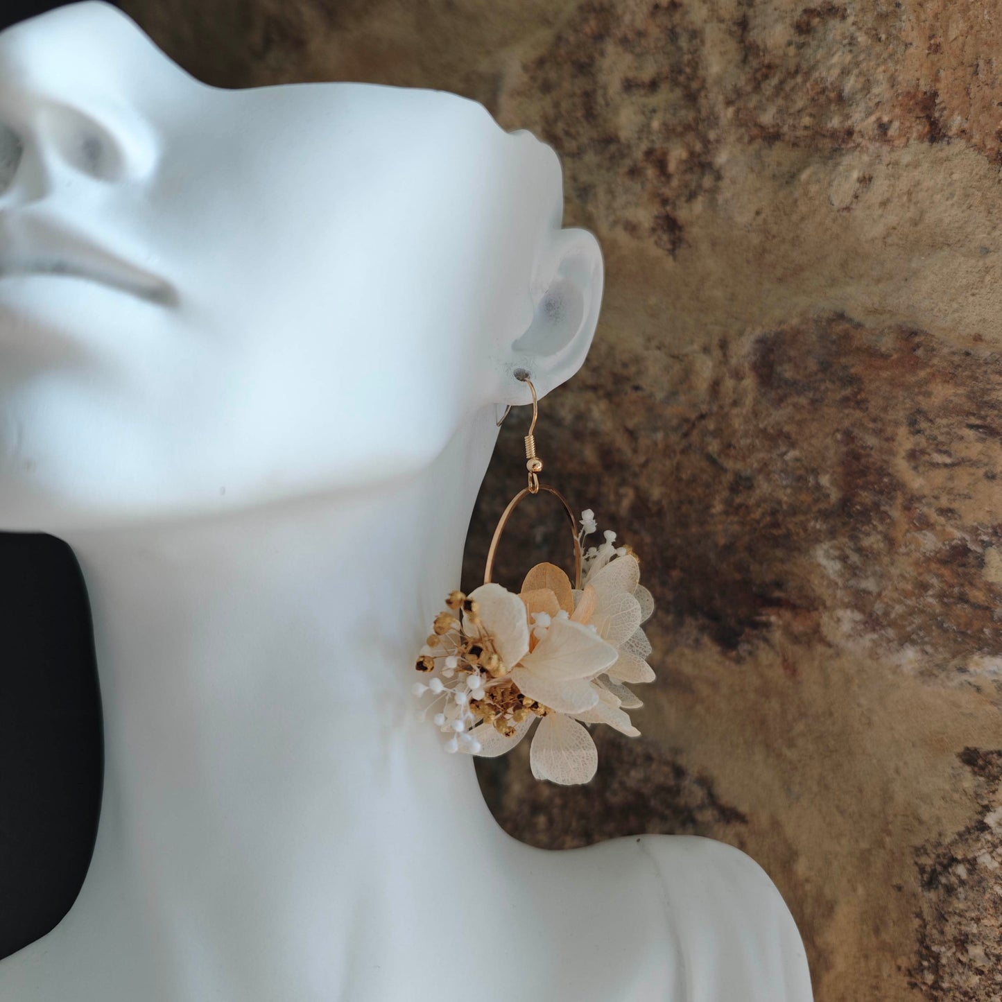 Boucle Anaëlle présentée seule, mise en scène avec mur en pierre naturelle