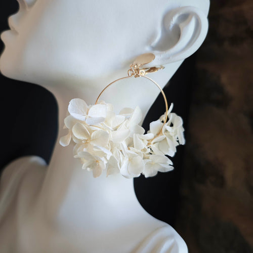 Boucles d’oreilles Liora avec clips en fleurs stabilisées blanches, création florale artisanale pour mariée ou cérémonie.