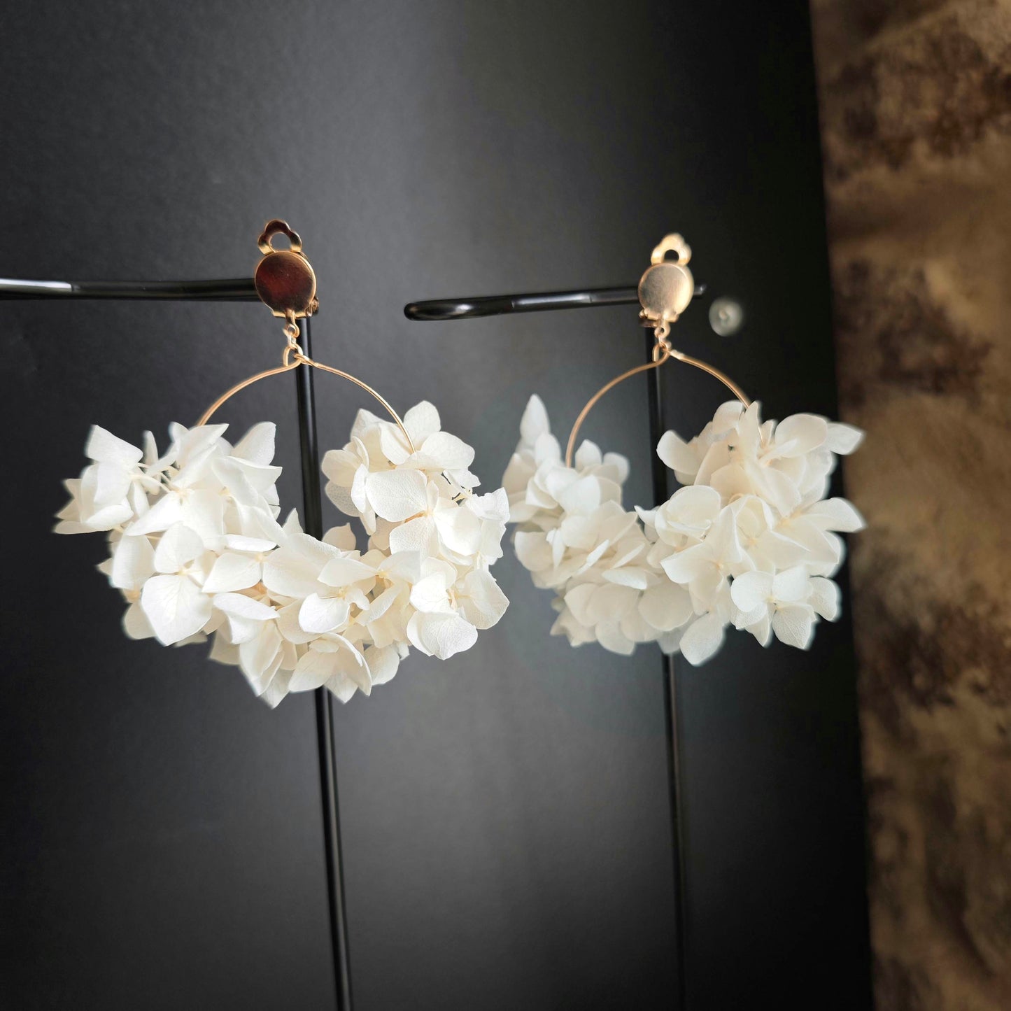 Boucles d’oreilles avec clips Liora en fleurs stabilisées blanches, création florale artisanale pour mariée ou cérémonie.