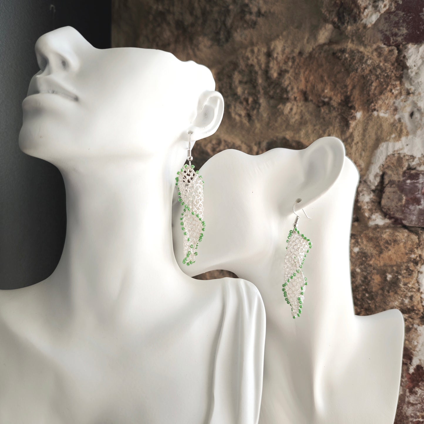 Boucles d'oreilles faites main en fil métallique avec des designs délicats, perles Miyuki.