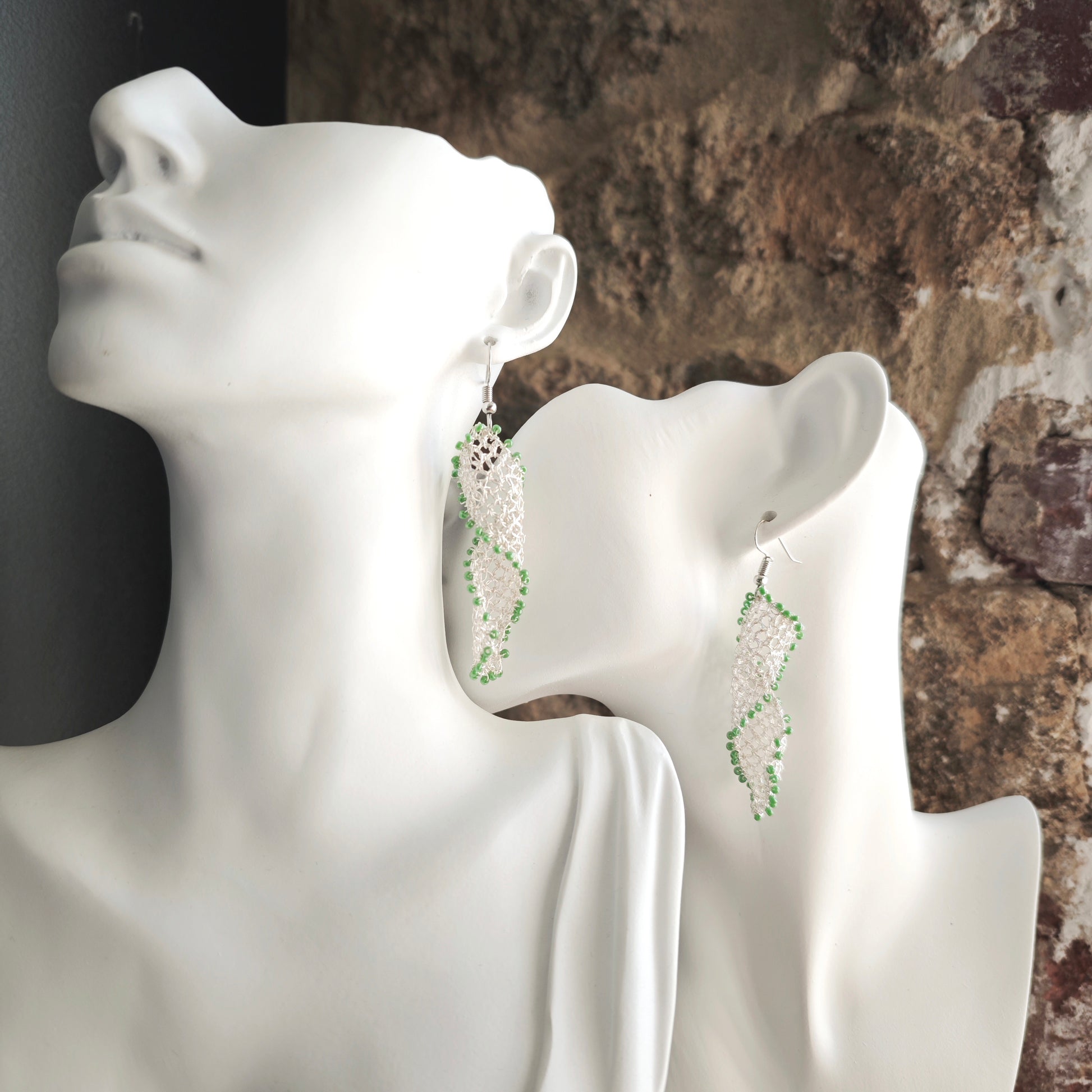 Boucles d'oreilles faites main en fil métallique avec des designs délicats, perles Miyuki.