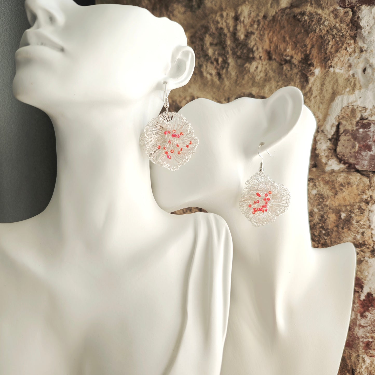 Boucles d'oreilles faites main en fil métallique avec des designs délicats, ornées de perles Miyuki.