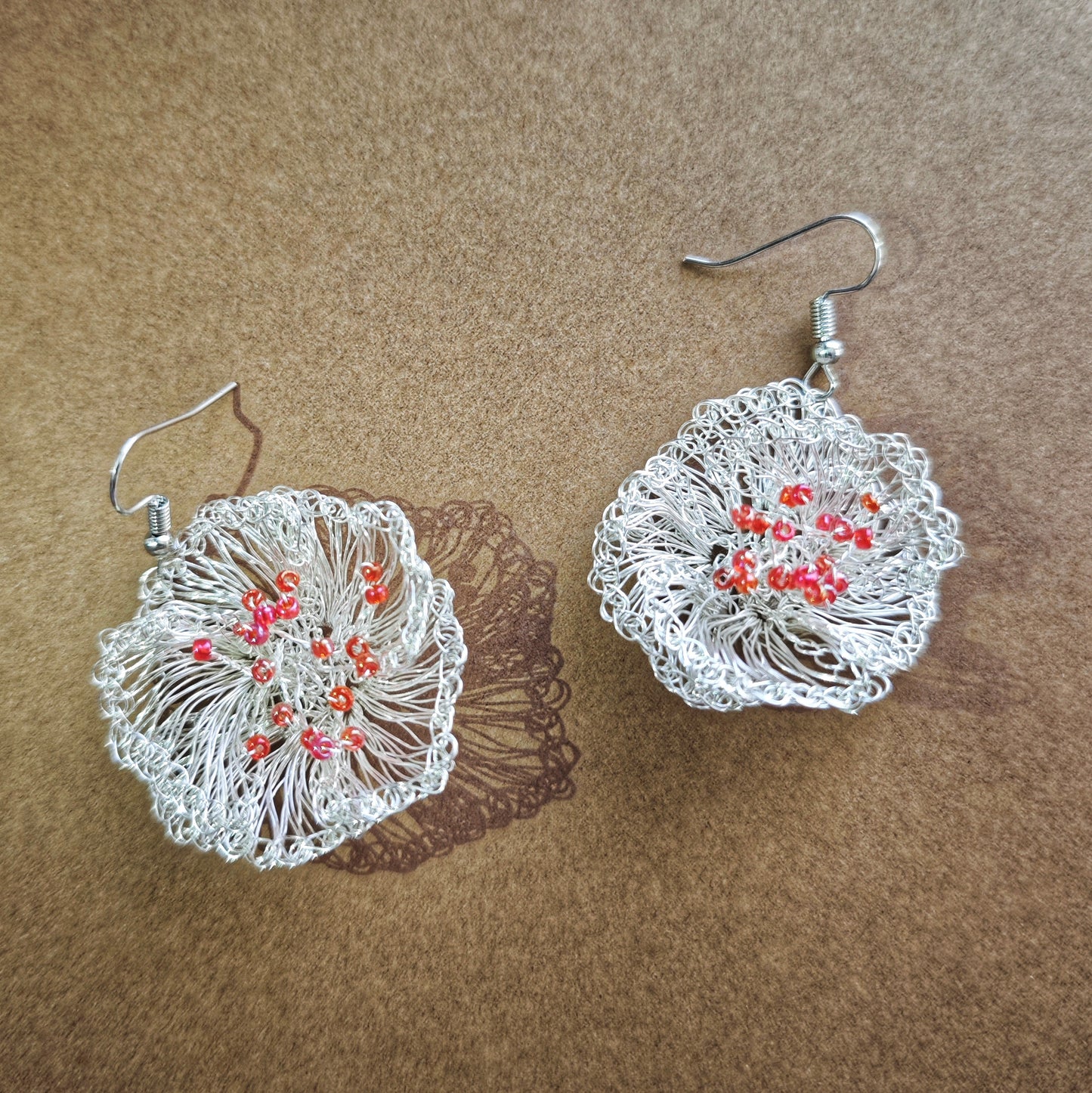 Boucles d'oreilles faites main en fil métallique avec des designs délicats, ornées de perles Miyuki.