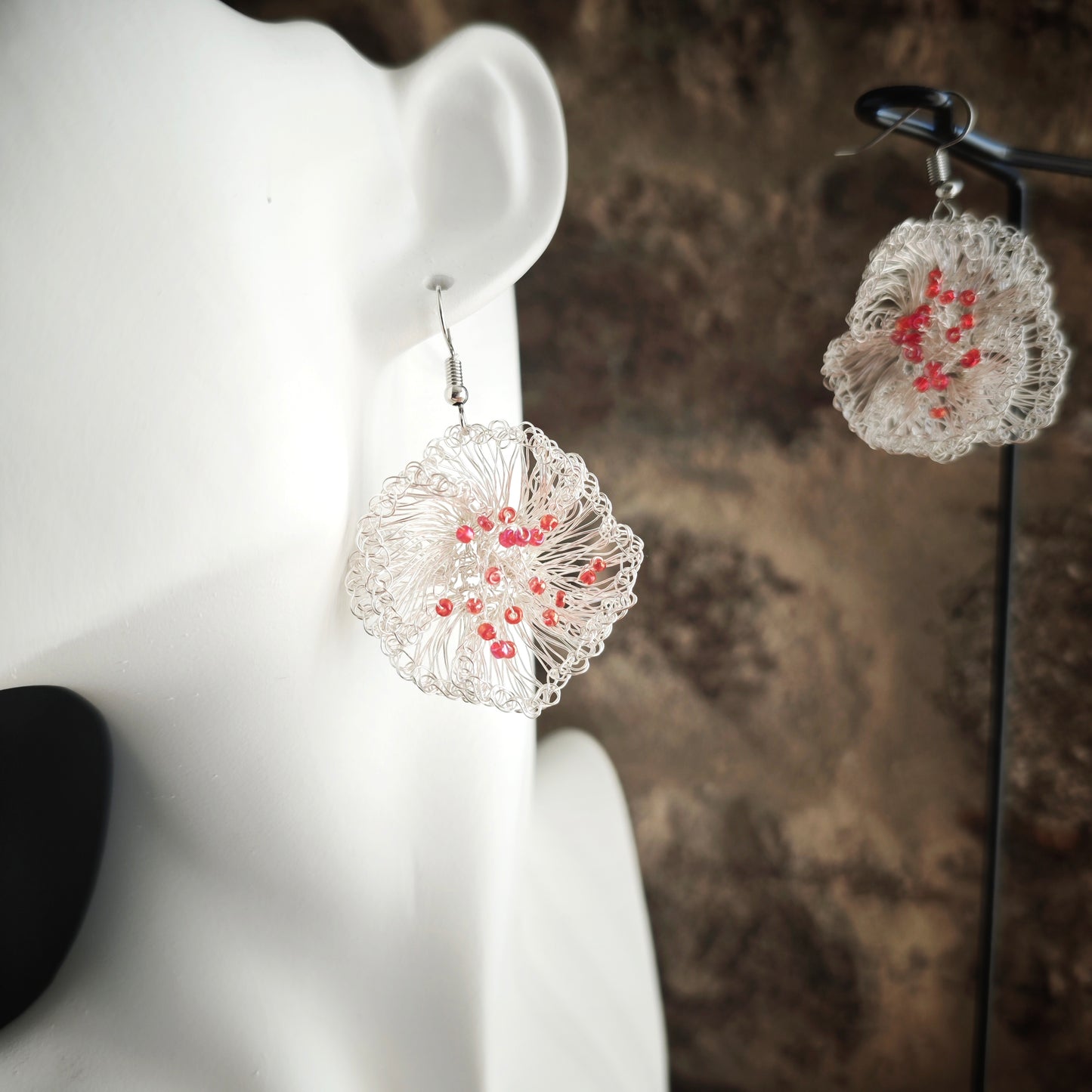 Boucles d'oreilles faites main en fil métallique avec des designs délicats, ornées de perles Miyuki.