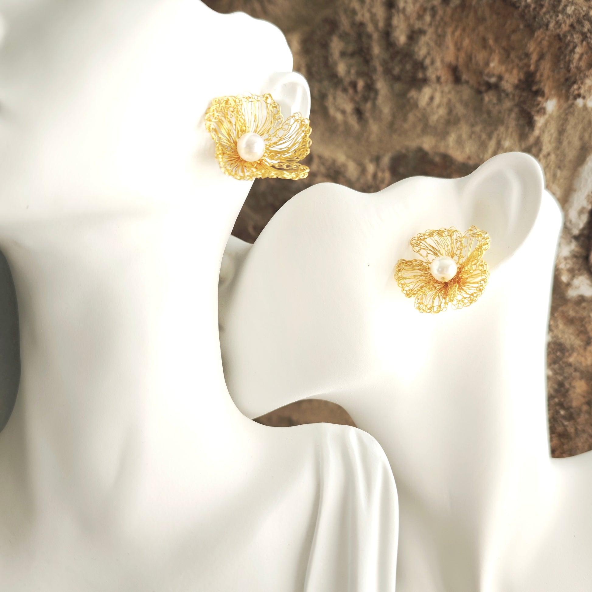 Boucles d'oreilles faites main en fil métallique avec des designs délicats, ornées de perles