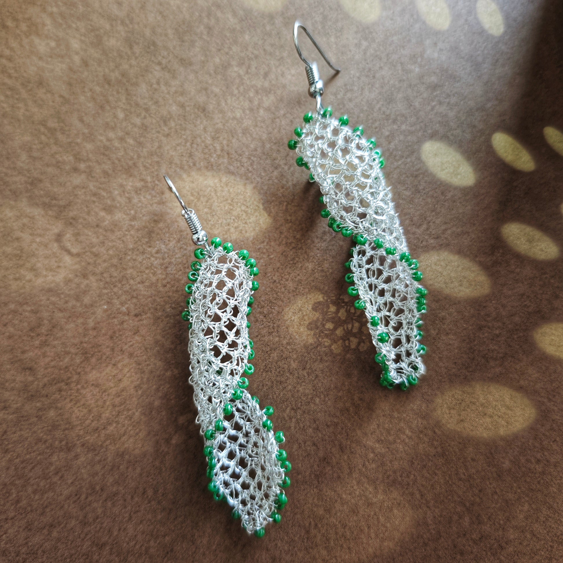 Boucles d'oreilles faites main en fil métallique avec des designs délicats, ornées de perles Miyuki.