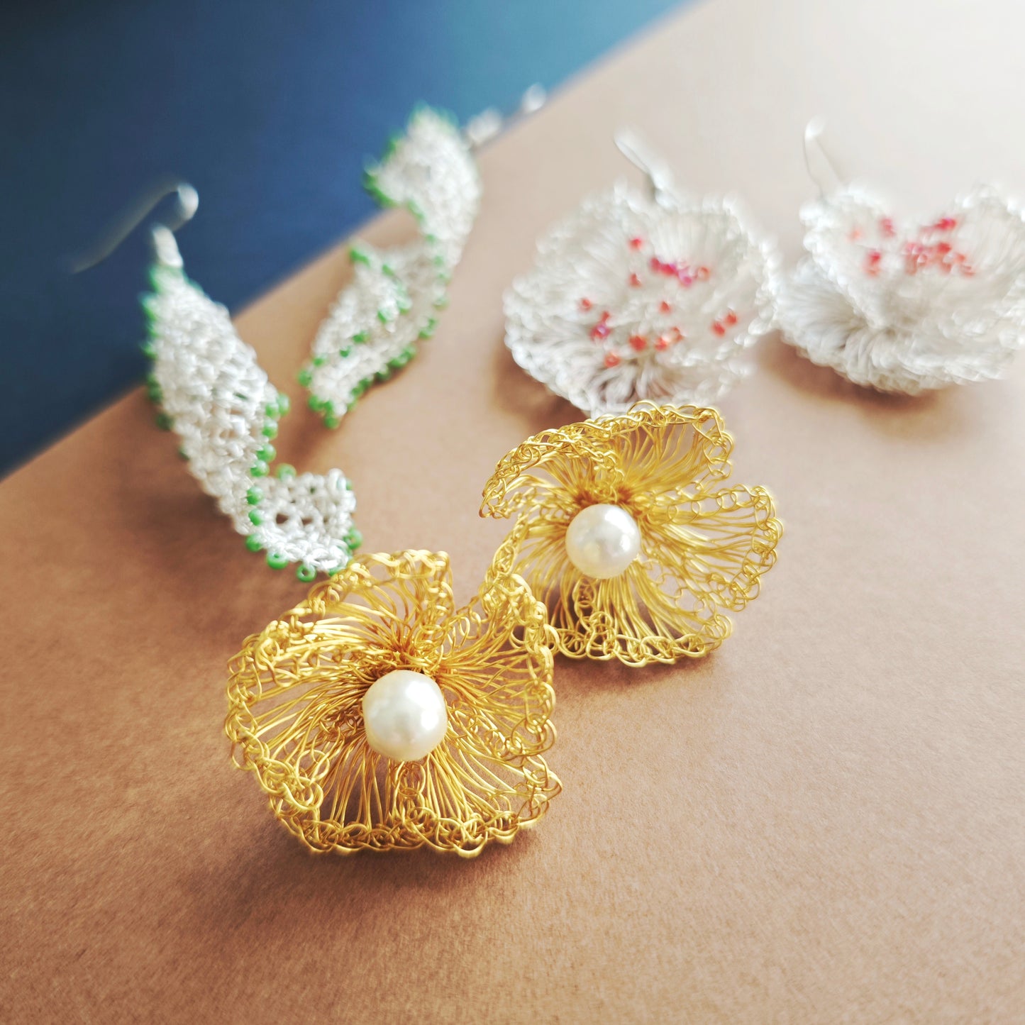 Boucles d'oreilles faites main en fil métallique avec des designs délicats, ornées de perles et de perles Miyuki.