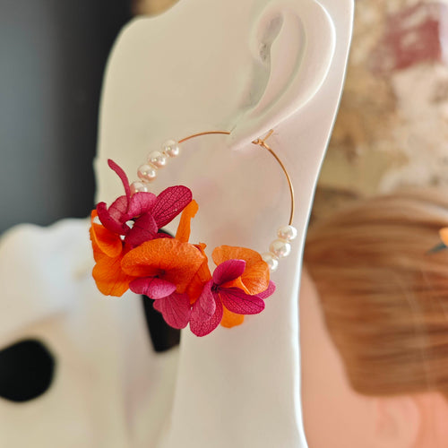 Boucles d’oreilles florales Soléa avec fleurs stabilisées orange et fuchsia et perles synthétiques nacrées, création artisanale pour mariage ou été