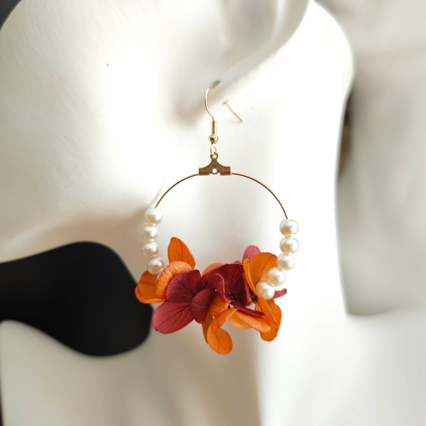 Boucles d’oreilles florales Soléa avec fleurs stabilisées orange et bordeaux et perles synthétiques nacrées, création artisanale pour mariage ou été