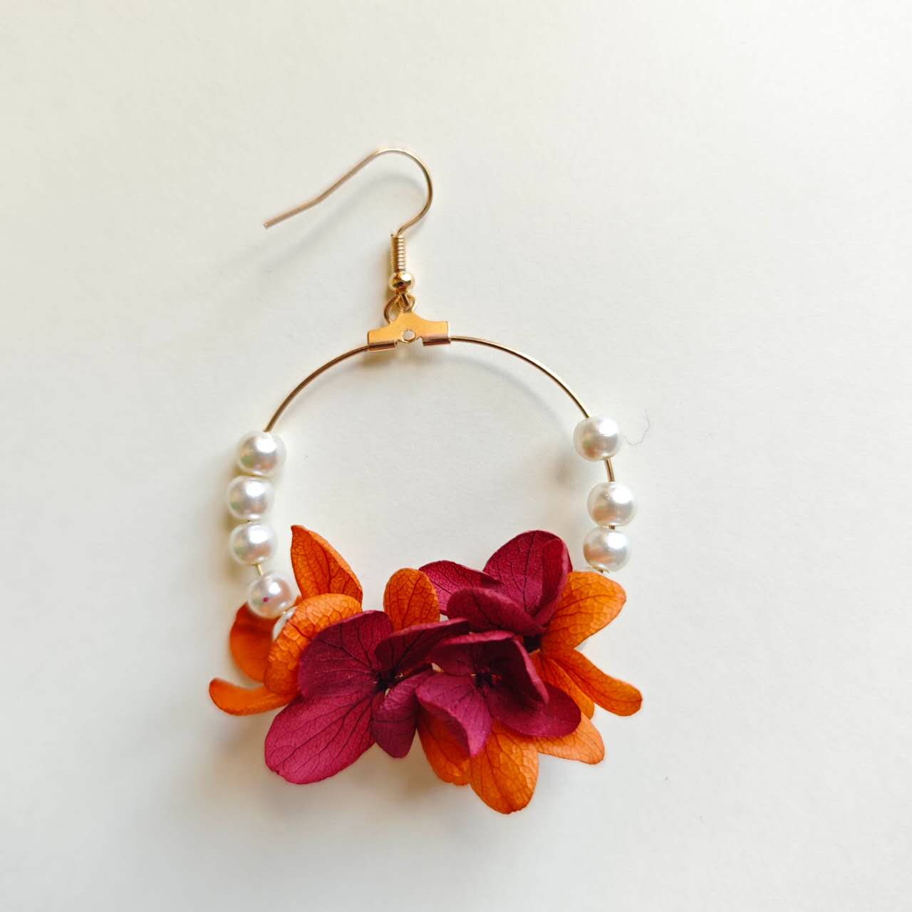 Boucles d’oreilles florales Soléa avec fleurs stabilisées orange et bordeaux et perles synthétiques nacrées, création artisanale pour mariage ou été