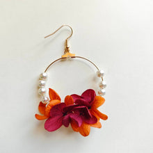 Charger l&#39;image dans la galerie, Boucles d’oreilles florales Soléa avec fleurs stabilisées orange et bordeaux et perles synthétiques nacrées, création artisanale pour mariage ou été
