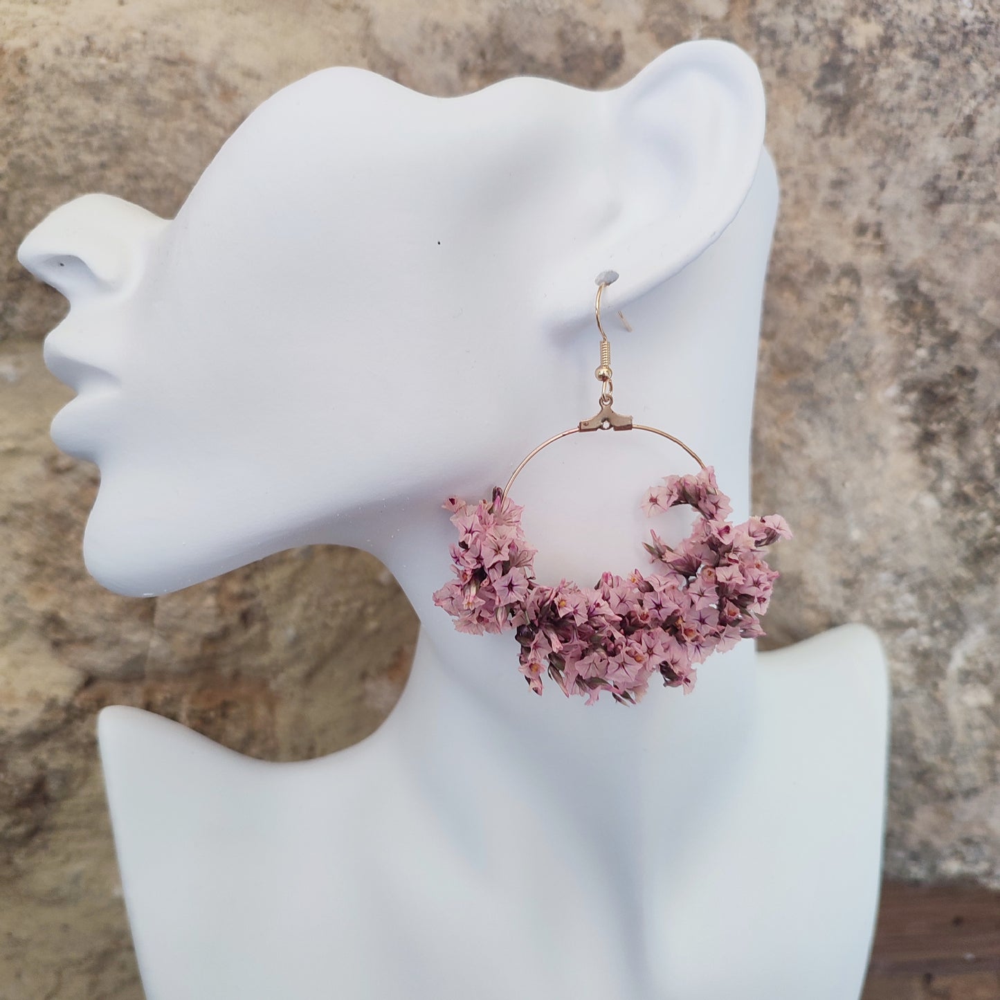 Boucles d'oreilles en fleurs stabilisées et séchées, de couleur rose dragrée, en forme de créoles, suspendues à un crochet en métal couleur or