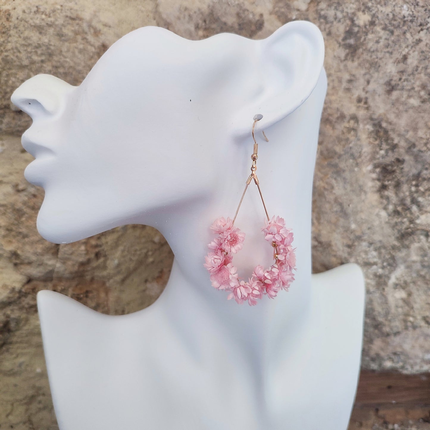 Boucles d'oreilles en fleurs stabilisées et séchées, de couleur rose, en forme de goutte d'eau, suspendues à un crochet métal couleur or