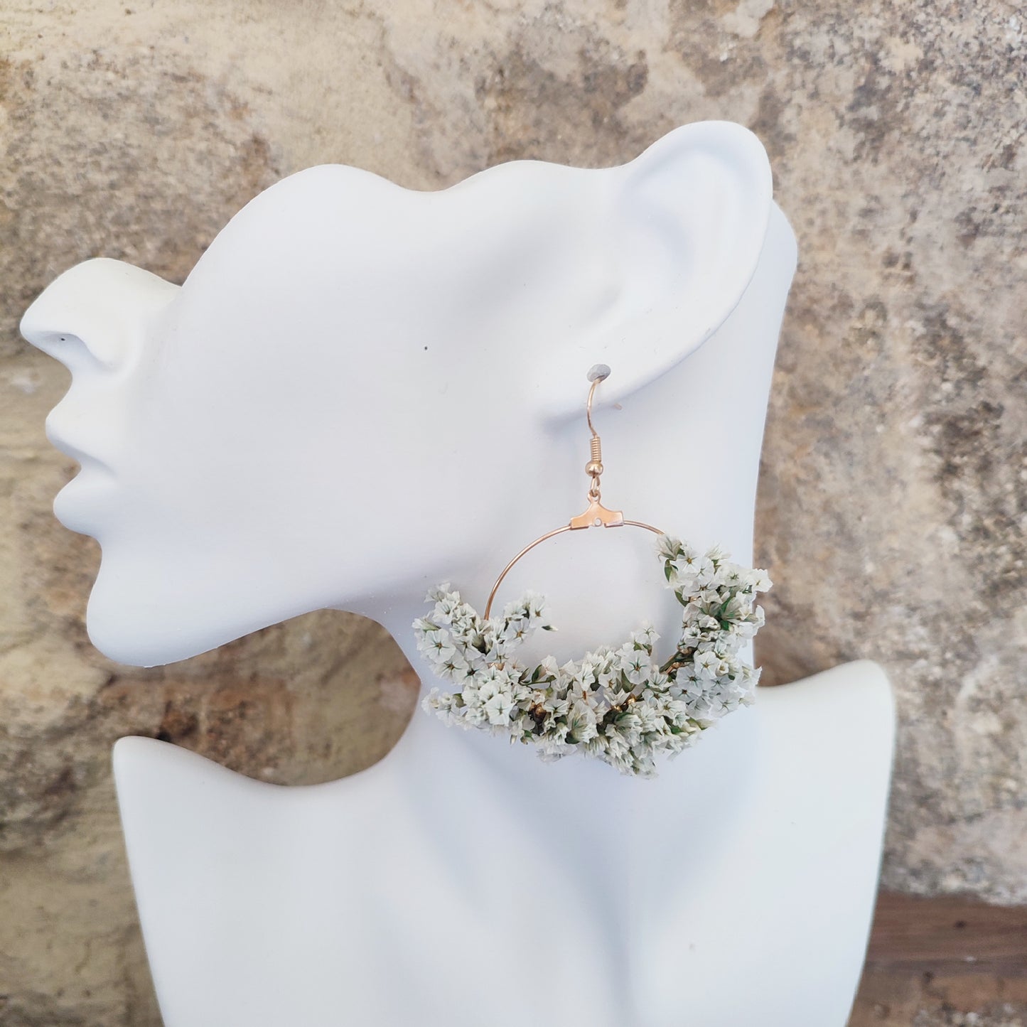 Boucles d'oreilles en fleurs stabilisées et séchées, de couleur blanche, en forme de créoles, suspendues à un crochet en métal couleur or