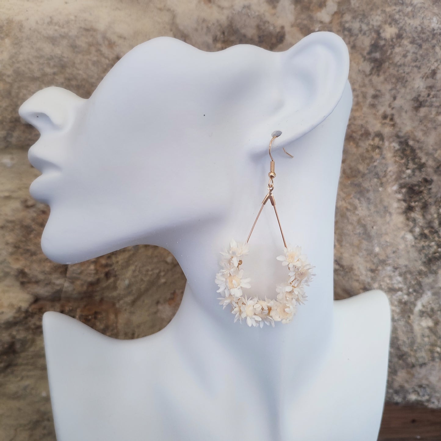 Boucles d'oreilles en fleurs stabilisées et séchées, de couleur crème, en forme de goutte d'eau, suspendues à un crochet métal couleur or