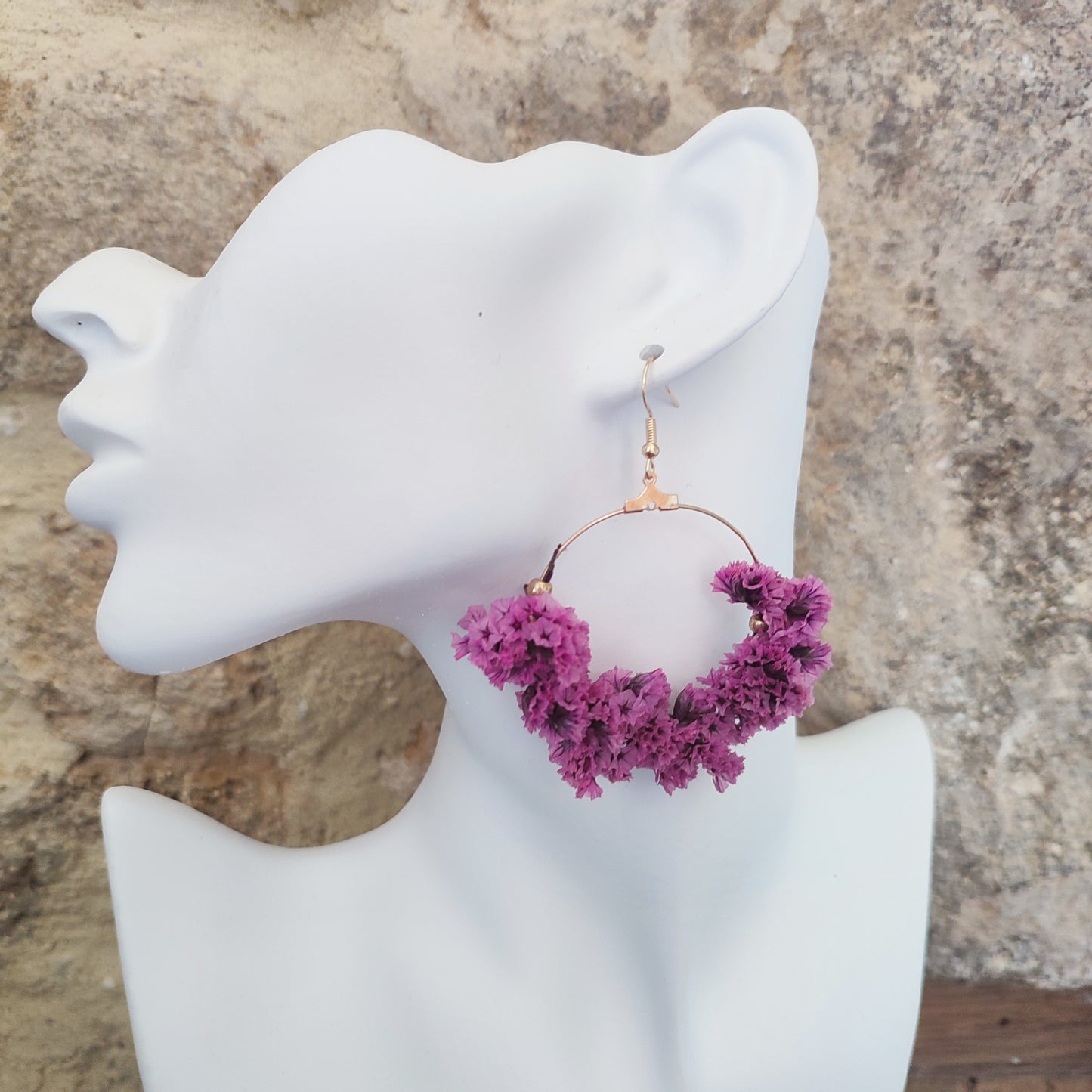 Boucles d'oreilles en fleurs stabilisées et séchées, de couleur pourpre, en forme de créoles, suspendues à un crochet en métal couleur or