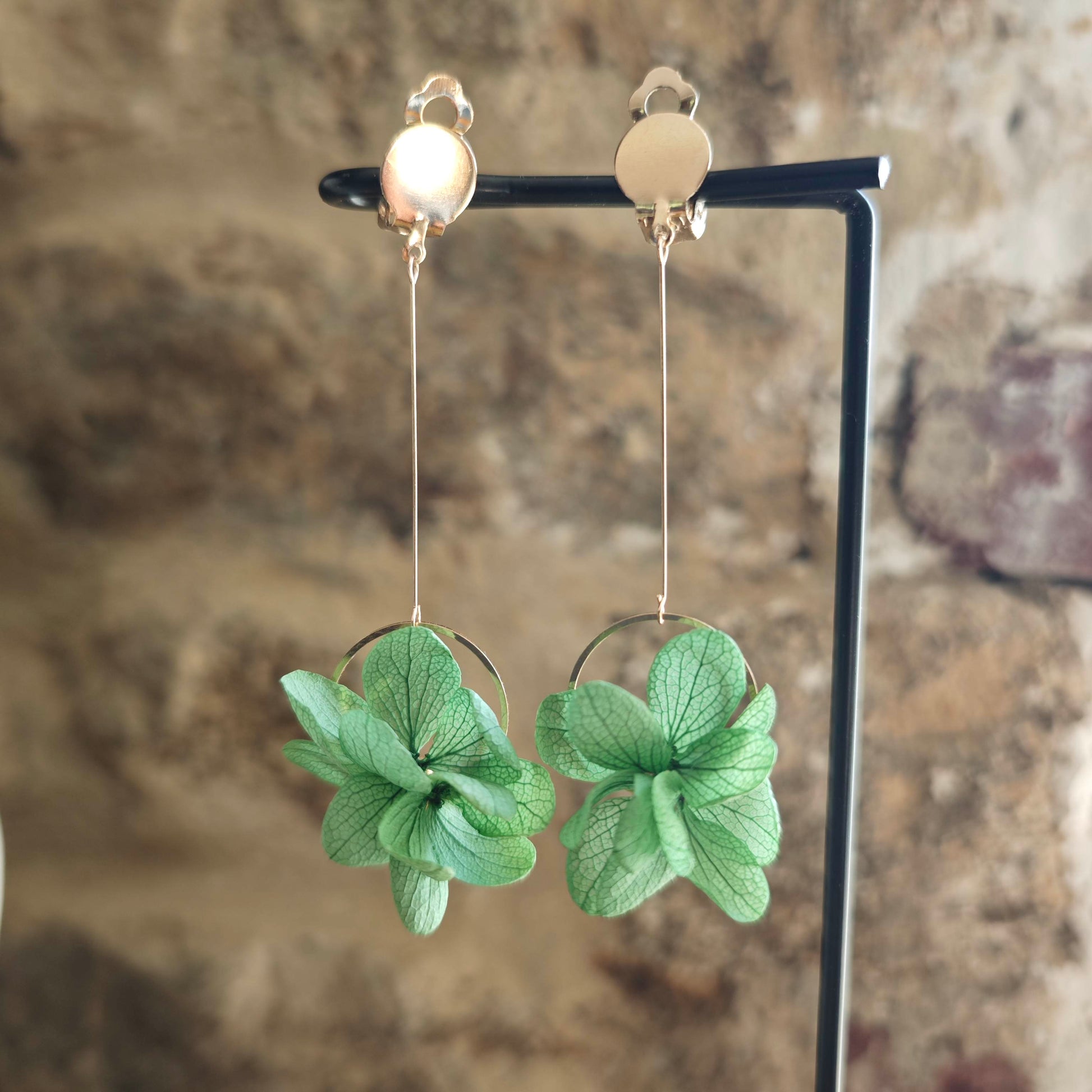 Boucles d’oreilles florales vertes en forme circulaire avec clip doré