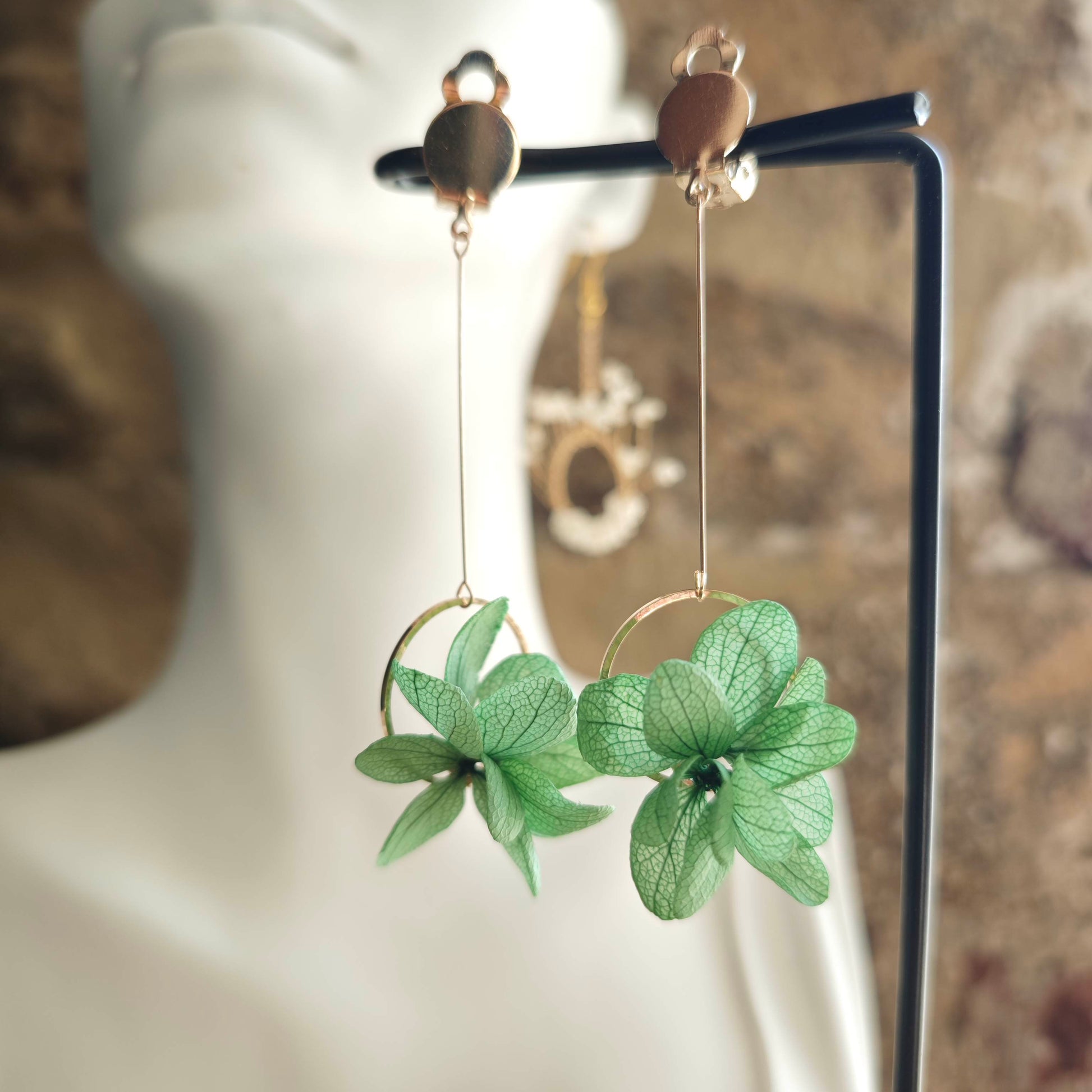 Paire de boucles d’oreilles artisanales Floréole posée à plat