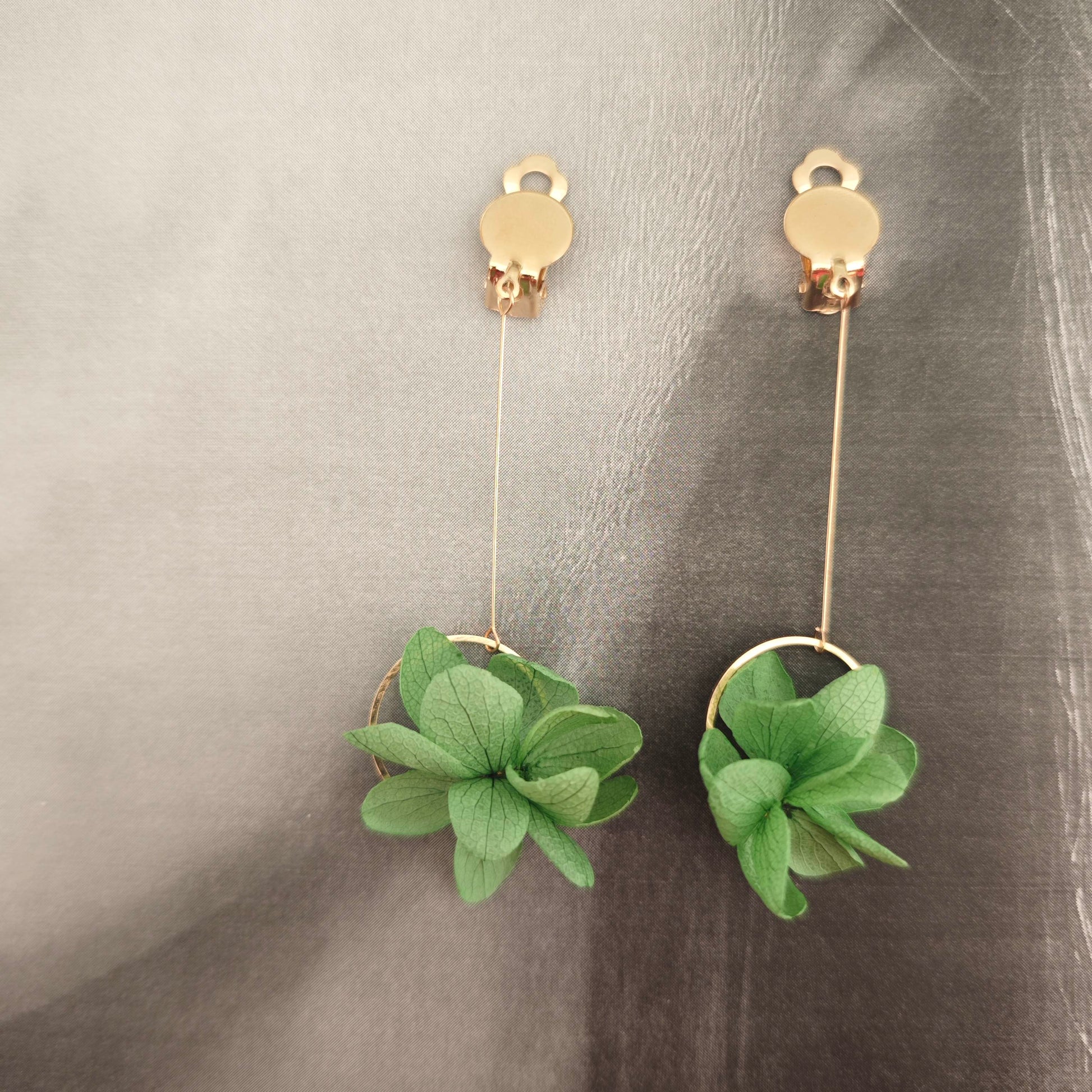 Boucles d’oreilles vert profond au design naturel et moderne