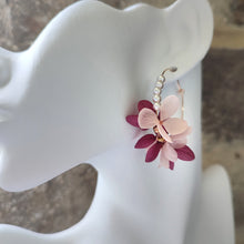 Charger l&#39;image dans la galerie, Boucles d&#39;oreilles élégantes en fleurs éternelles et perles imitation, présentant des hortensias fuchsia et rose pâle. Taille : 4 cm
