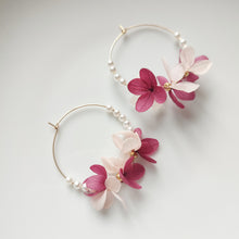 Charger l&#39;image dans la galerie, Boucles d&#39;oreilles élégantes en fleurs éternelles et perles imitation, présentant des hortensias fuchsia et rose pâle. Taille : 4 cm
