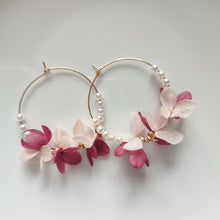 Charger l&#39;image dans la galerie, Boucles d&#39;oreilles élégantes en fleurs éternelles et perles imitation, présentant des hortensias fuchsia et rose pâle. Taille : 4 cm
