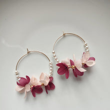 Charger l&#39;image dans la galerie, Boucles d&#39;oreilles élégantes en fleurs éternelles et perles imitation, présentant des hortensias fuchsia et rose pâle. Taille : 4 cm
