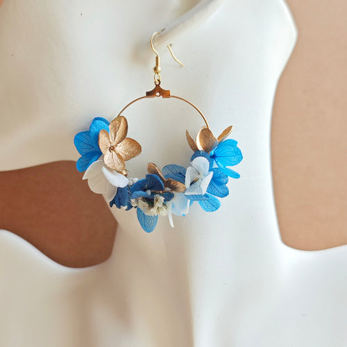 Boucles d'oreilles en fleurs séchées bleu, blanc et or de la collection Léonie, élégantes et intemporelles
