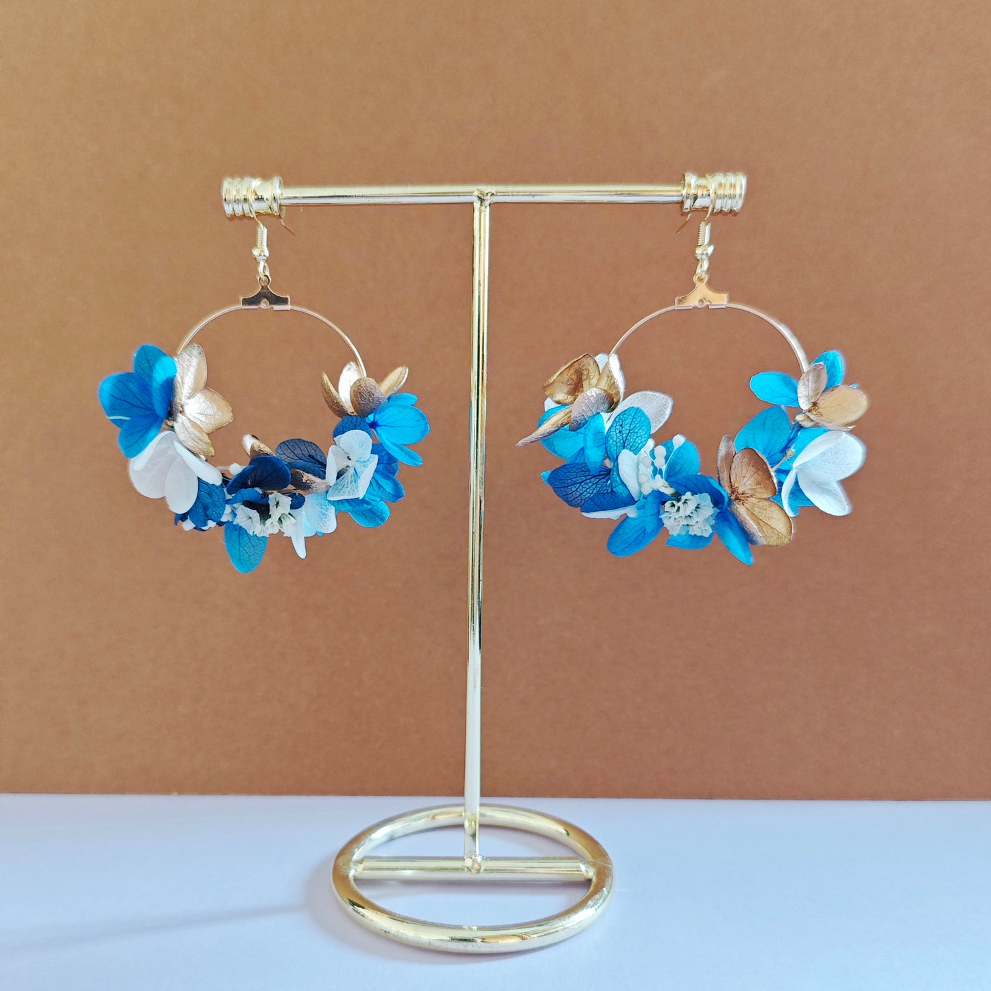 Boucles d'oreilles uniques avec fleurs séchées bleues, blanches et dorées, collection Léonie
