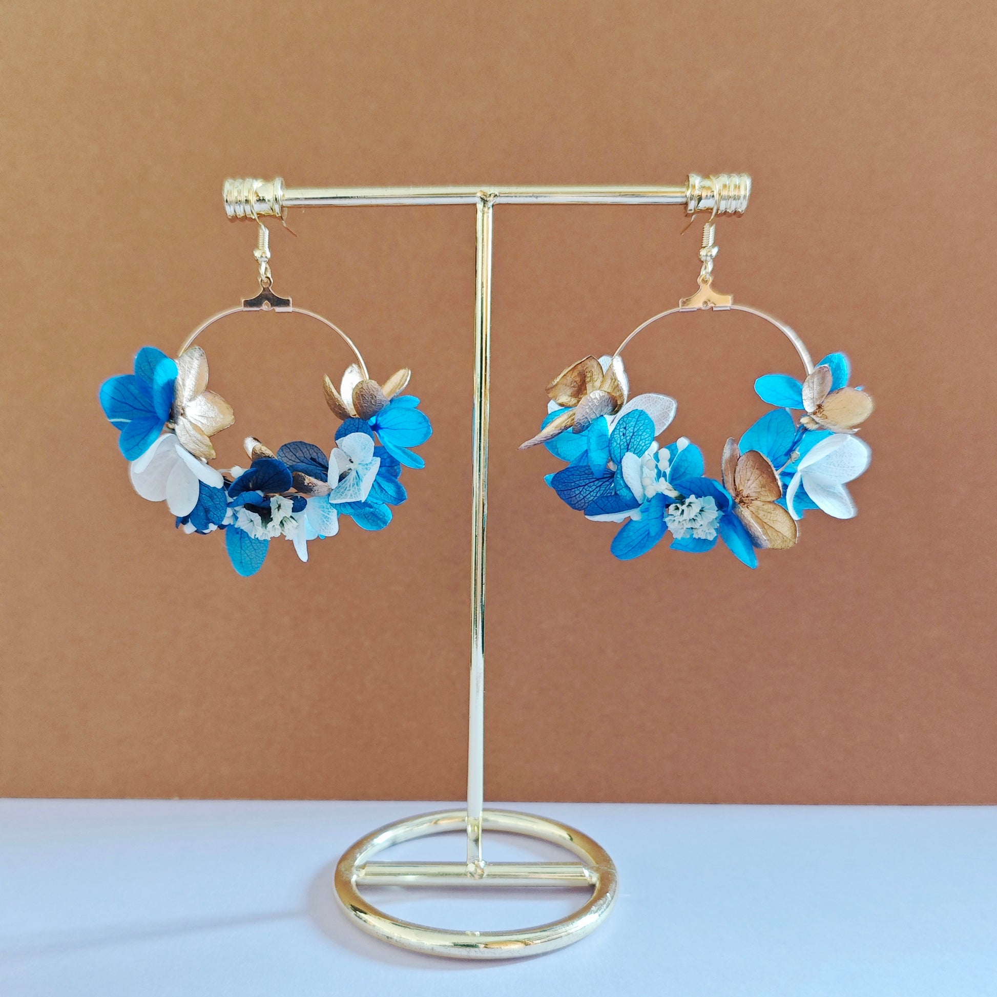 Boucles d'oreilles uniques avec fleurs séchées bleues, blanches et dorées, collection Léonie