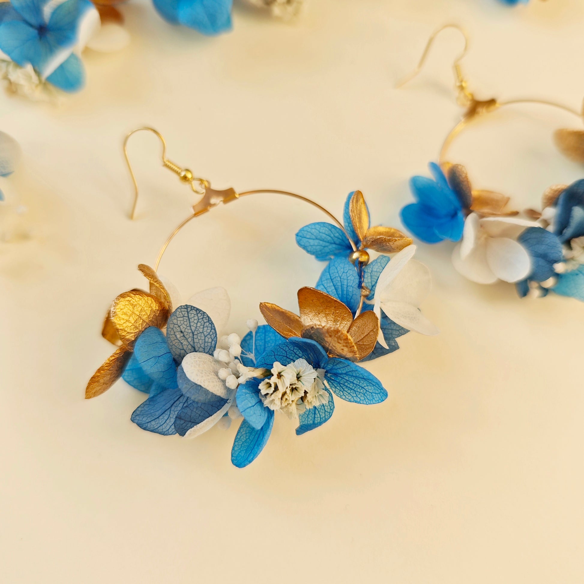 boucles d'oreilles en fleurs éternelles, fabriquées à la main dans des tons bleus et dorés
