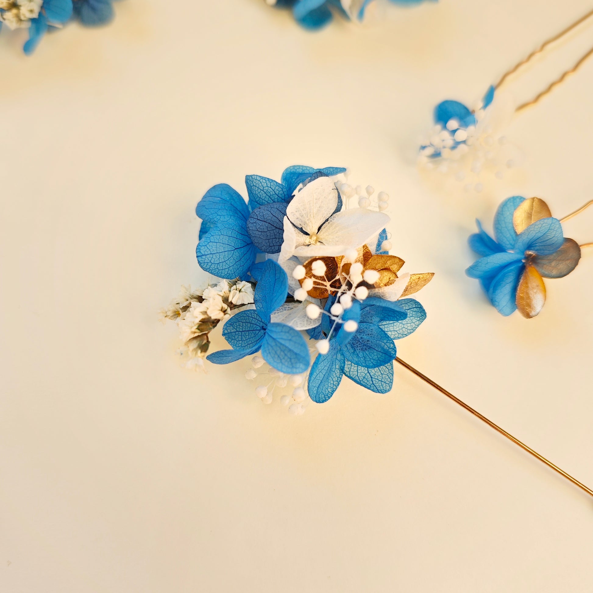 Accessoire de mariage élégant avec fleurs éternelles, en bleu, blanc et or
