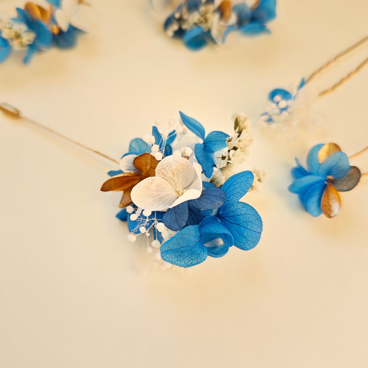 Boutonnière florale en fleurs séchées, idéale pour les occasions spéciales