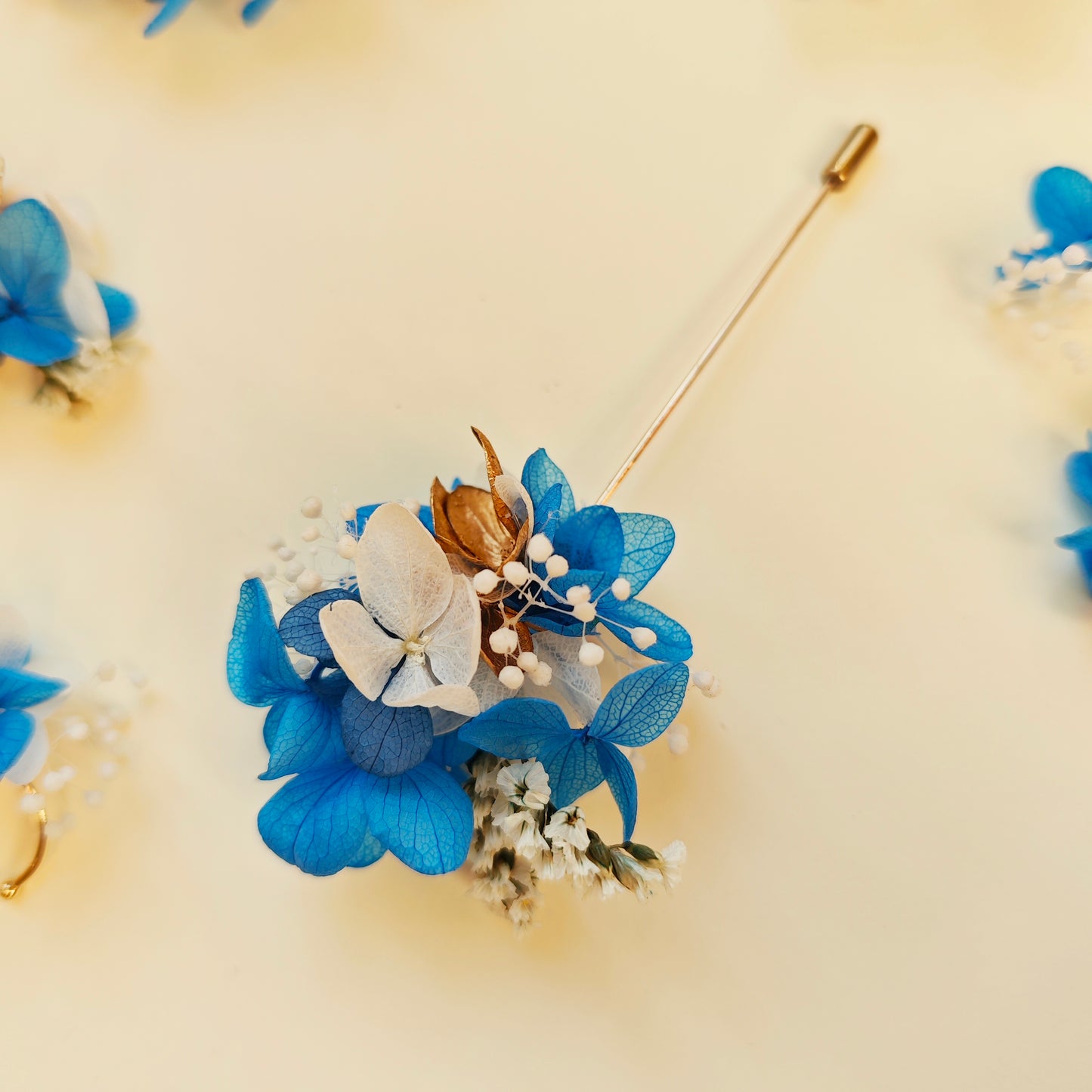 Détail de boutonnière artisanale avec fleurs séchées, collection Léonie