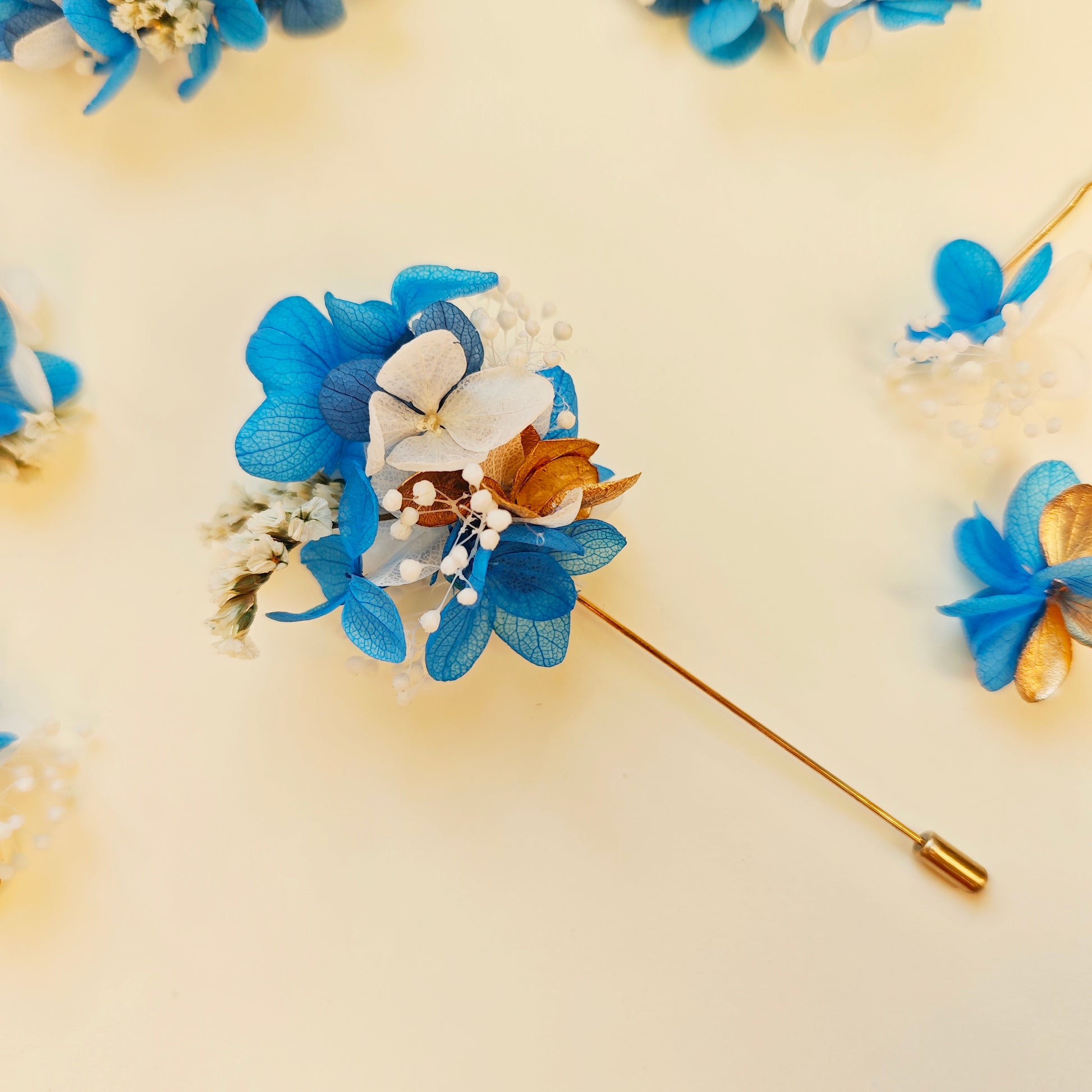 Accessoire floral naturel en fleurs séchées bleu et or pour mariages et cérémonies”