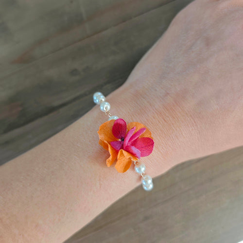 Bracelet Soléa avec fleurs stabilisées orange et fuchsia et perles nacrées