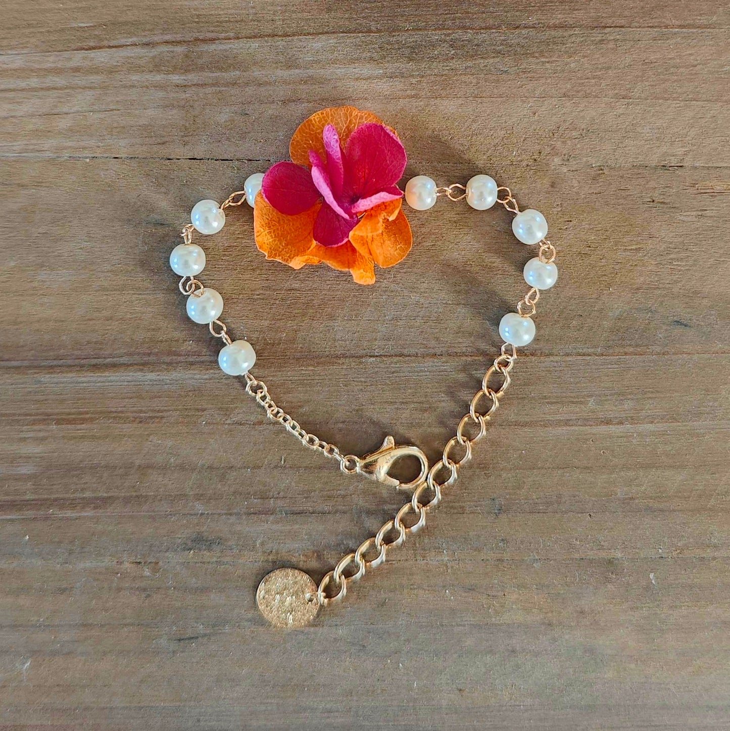 Bracelet Soléa avec fleurs stabilisées orange et fuchsia et perles nacrées