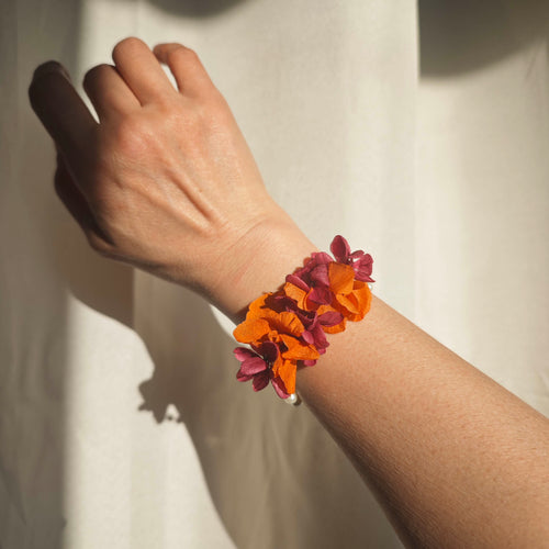 Bracelet Soléa avec fleurs stabilisées orange et fuchsia et perles nacrées, bijou floral fait main pour mariage ou été